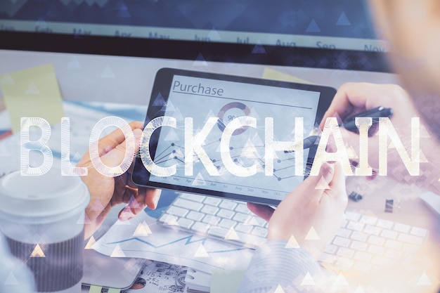Doble exposición de manos de hombres sosteniendo y usando un teléfono y criptomoneda dibujo temático de blockchain
