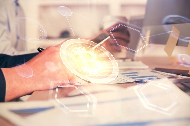 Doble exposición de manos de hombres sosteniendo y usando un teléfono y criptomoneda dibujo temático de blockchain