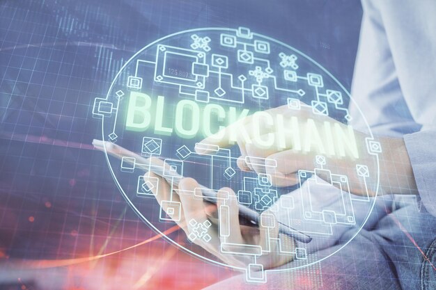 Doble exposición de manos de hombres sosteniendo y usando un teléfono y criptomoneda dibujo temático de blockchain