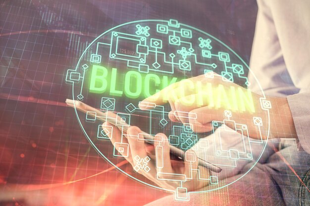 Doble exposición de manos de hombres sosteniendo y usando un teléfono y criptomoneda dibujo temático de blockchain
