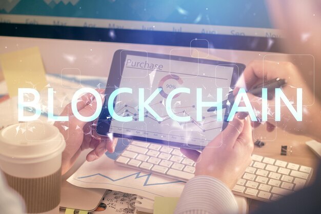 Doble exposición de manos de hombres sosteniendo y usando un teléfono y criptomoneda dibujo temático de blockchain