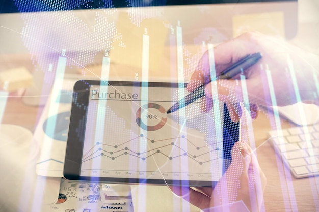 Doble exposición de las manos de los hombres sosteniendo y usando un teléfono y dibujando gráficos financieros Concepto de análisis de mercado