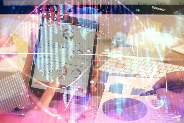 Doble exposición de manos de hombres sosteniendo y usando un teléfono y dibujo de temas de negocios internacionales