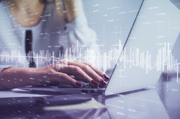 Foto doble exposición de manos de mujer escribiendo en computadora y dibujo de holograma gráfico financiero concepto de análisis de mercado de valores