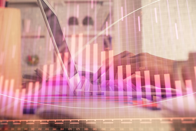 Doble exposición de manos de mujer escribiendo en computadora y dibujo de holograma de gráfico forex Concepto de inversión en el mercado de valores