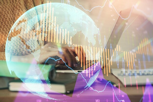 Doble exposición de las manos de la mujer escribiendo en la computadora y dibujo de hologramas de gráficos de divisas Concepto de análisis del mercado de valores