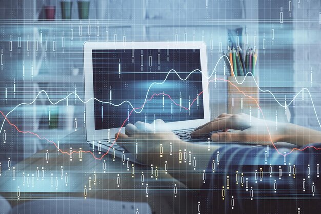 Doble exposición de las manos de la mujer escribiendo en la computadora y dibujo de hologramas de gráficos de divisas Concepto de inversión en el mercado de valores