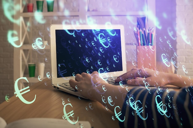 Doble exposición de las manos de la mujer escribiendo en la computadora y dibujo de hologramas de gráficos de divisas Concepto de inversión en el mercado de valores