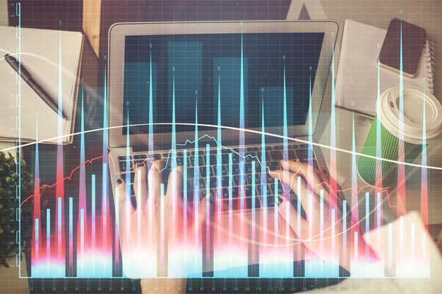 Doble exposición de las manos de la mujer escribiendo en la computadora y dibujo de hologramas de gráficos de divisas Concepto de inversión en el mercado de valores
