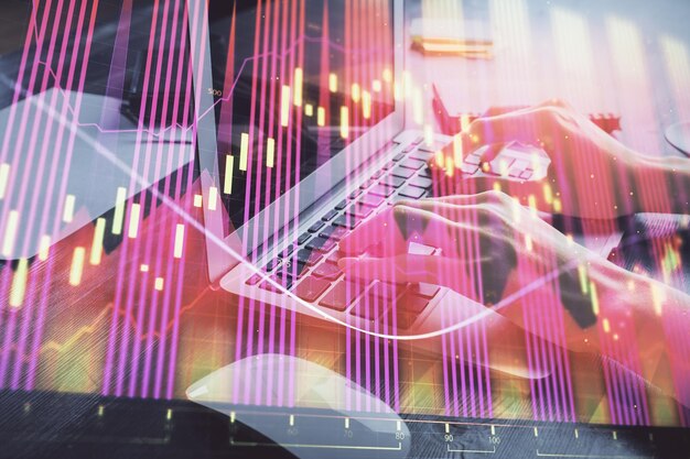 Doble exposición de las manos de la mujer escribiendo en la computadora y dibujo de hologramas de gráficos de divisas Concepto de inversión en el mercado de valores