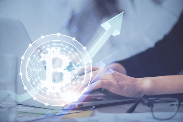 Doble exposición de las manos de la mujer escribiendo en la computadora y el holograma del tema del mercado criptográfico dibujando el concepto de Blockchain