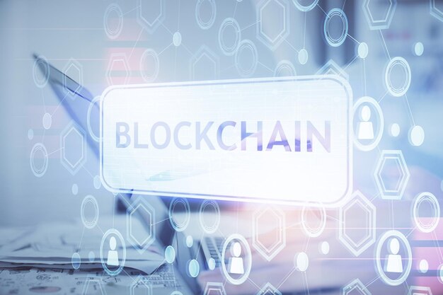 Doble exposición de manos de mujer escribiendo en computadora y holograma de tema de mercado criptográfico dibujando el concepto Blockchain