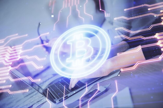 Doble exposición de manos de mujer escribiendo en computadora y holograma de tema de mercado criptográfico dibujando el concepto Blockchain