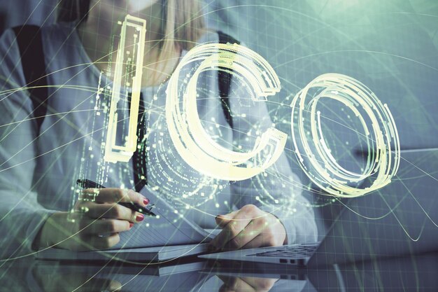 Doble exposición de manos de mujer escribiendo en computadora y holograma de tema de mercado criptográfico dibujando el concepto Blockchain