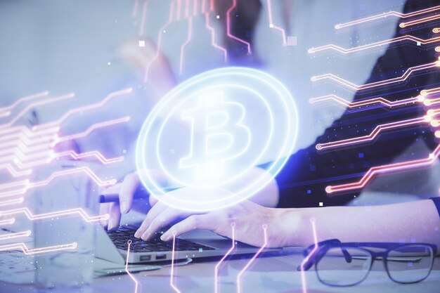 Doble exposición de manos de mujer escribiendo en computadora y holograma de tema de mercado criptográfico dibujando el concepto Blockchain
