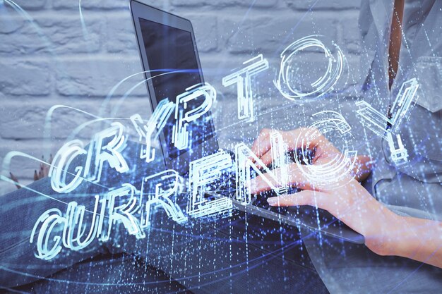 Doble exposición de manos de mujer escribiendo en computadora y holograma de tema de mercado criptográfico dibujando el concepto Blockchain