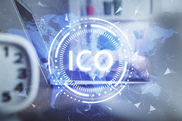 Doble exposición de manos de mujer escribiendo en computadora y holograma de tema de mercado criptográfico dibujando el concepto Blockchain