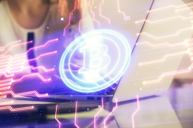 Doble exposición de manos de mujer escribiendo en computadora y holograma de tema de mercado criptográfico dibujando el concepto Blockchain