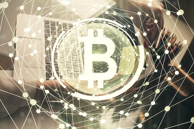 Doble exposición de manos de mujer escribiendo en computadora y holograma de tema de mercado criptográfico dibujando el concepto Blockchain
