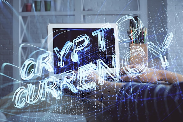 Doble exposición de manos de mujer escribiendo en computadora y holograma de tema de mercado criptográfico dibujando el concepto Blockchain