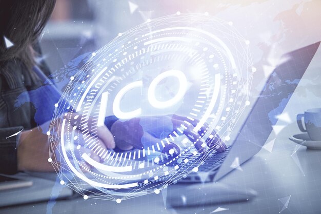 Doble exposición de manos de mujer escribiendo en computadora y holograma de tema de mercado criptográfico dibujando el concepto Blockchain