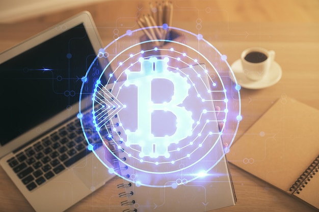 Doble exposición de manos de mujer escribiendo en computadora y holograma de tema de mercado criptográfico dibujando el concepto Blockchain