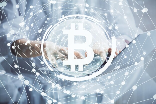Doble exposición de manos de mujer escribiendo en computadora y holograma de tema de mercado criptográfico dibujando el concepto Blockchain