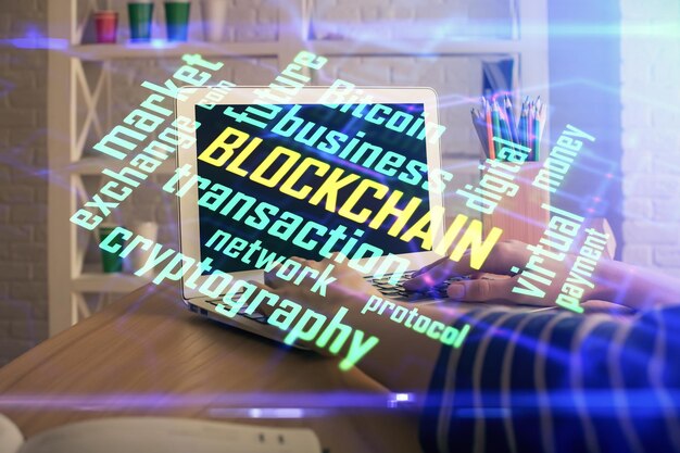 Doble exposición de manos de mujer escribiendo en computadora y holograma de tema de mercado criptográfico dibujando el concepto Blockchain