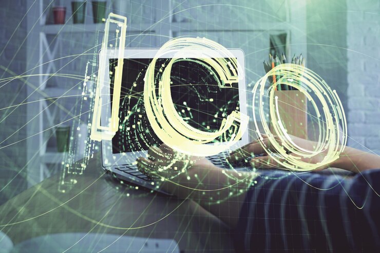 Foto doble exposición de manos de mujer escribiendo en computadora y holograma de tema de mercado criptográfico dibujando el concepto blockchain