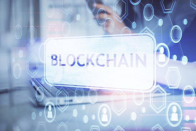Doble exposición de manos de mujer escribiendo en computadora y holograma de tema de mercado criptográfico dibujando el concepto Blockchain