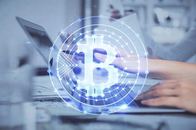 Doble exposición de manos de mujer escribiendo en computadora y holograma de tema de mercado criptográfico dibujando el concepto Blockchain