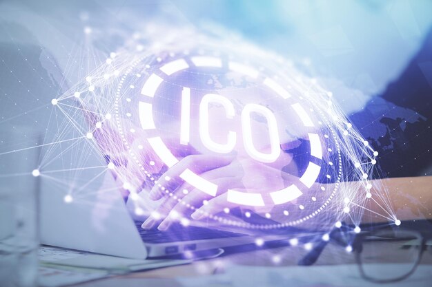Doble exposición de manos de mujer escribiendo en computadora y holograma de tema de mercado criptográfico dibujando el concepto Blockchain
