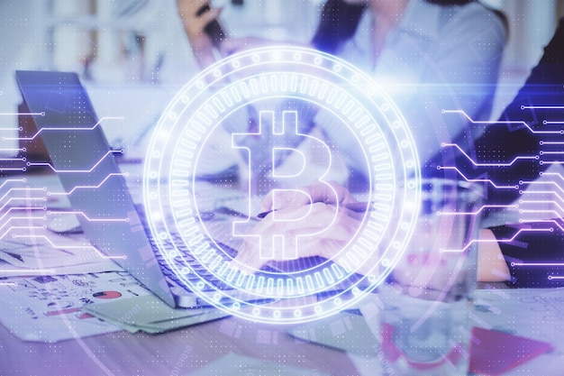 Doble exposición de manos de mujer escribiendo en computadora y holograma de tema de mercado criptográfico dibujando el concepto Blockchain