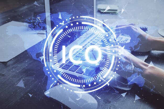 Doble exposición de manos de mujer escribiendo en computadora y holograma de tema de mercado criptográfico dibujando el concepto Blockchain