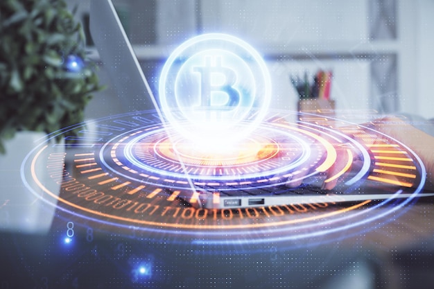 Doble exposición de manos de mujer escribiendo en computadora y holograma de tema de mercado criptográfico dibujando el concepto Blockchain
