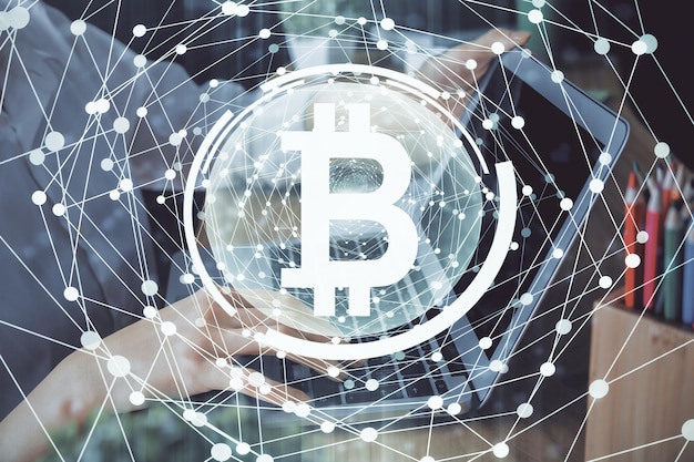 Doble exposición de manos de mujer escribiendo en computadora y holograma de tema de mercado criptográfico dibujando el concepto Blockchain