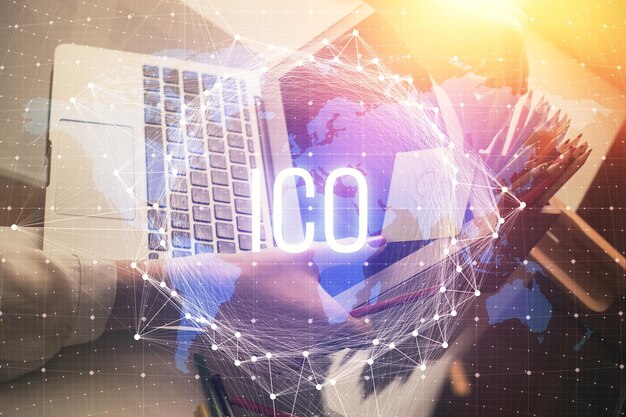 Doble exposición de manos de mujer escribiendo en computadora y holograma de tema de mercado criptográfico dibujando el concepto Blockchain