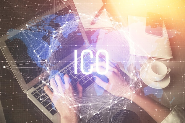 Doble exposición de manos de mujer escribiendo en computadora y holograma de tema de mercado criptográfico dibujando el concepto Blockchain