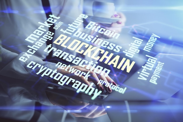 Doble exposición de manos de mujer escribiendo en computadora y holograma de tema de mercado criptográfico dibujando el concepto Blockchain