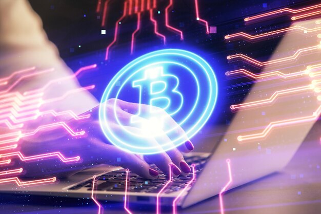Doble exposición de manos de mujer escribiendo en computadora y holograma de tema de mercado criptográfico dibujando el concepto Blockchain