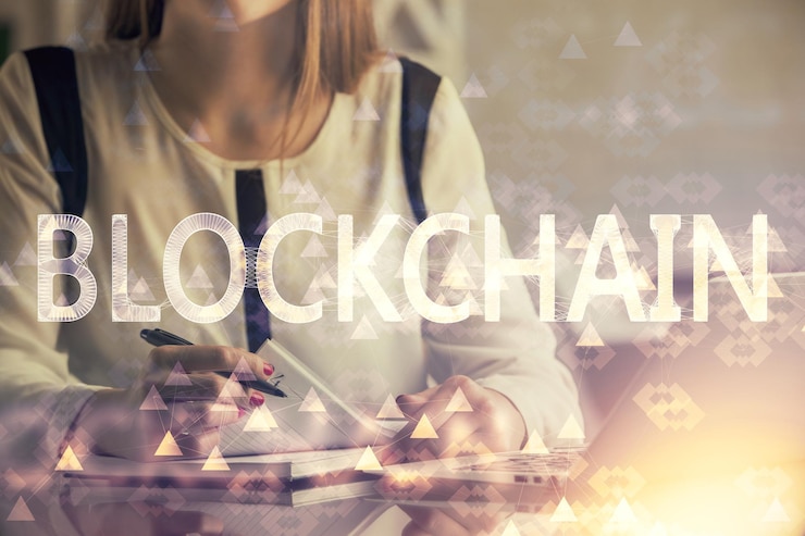 Foto doble exposición de manos de mujer escribiendo en computadora y holograma de tema de mercado criptográfico dibujando el concepto blockchain