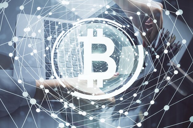 Doble exposición de manos de mujer escribiendo en computadora y holograma de tema de mercado criptográfico dibujando el concepto Blockchain