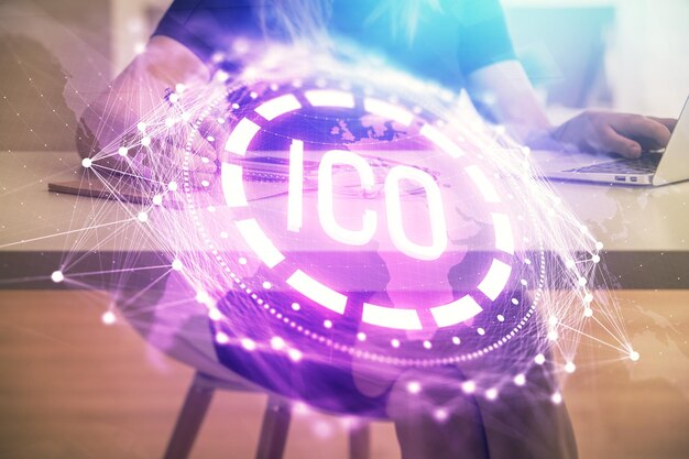 Doble exposición de manos de mujer escribiendo en computadora y holograma de tema de mercado criptográfico dibujando el concepto Blockchain