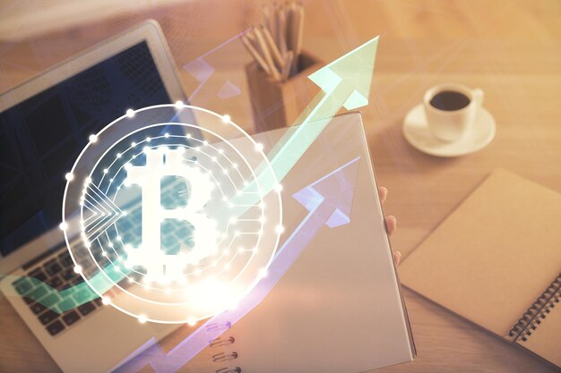 Doble exposición de manos de mujer escribiendo en computadora y holograma de tema de mercado criptográfico dibujando el concepto Blockchain
