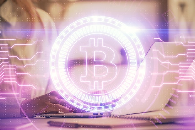 Doble exposición de manos de mujer escribiendo en computadora y holograma de tema de mercado criptográfico dibujando el concepto Blockchain