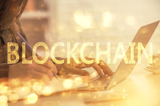 Doble exposición de manos de mujer escribiendo en computadora y holograma de tema de mercado criptográfico dibujando el concepto Blockchain