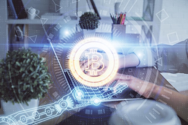 Doble exposición de manos de mujer escribiendo en computadora y holograma de tema de mercado criptográfico dibujando el concepto Blockchain