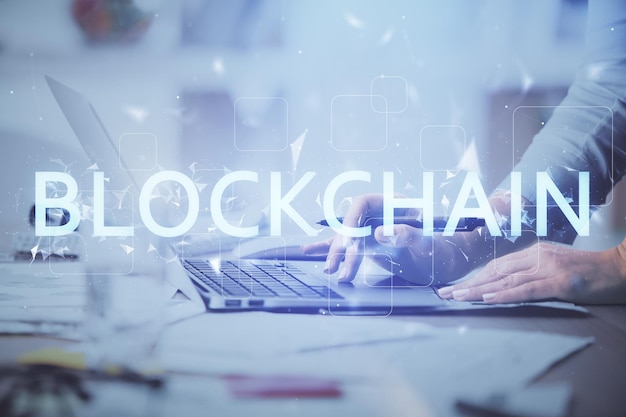Doble exposición de manos de mujer escribiendo en computadora y holograma de tema de mercado criptográfico dibujando el concepto Blockchain