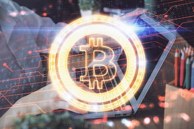 Doble exposición de manos de mujer escribiendo en computadora y holograma de tema de mercado criptográfico dibujando el concepto Blockchain