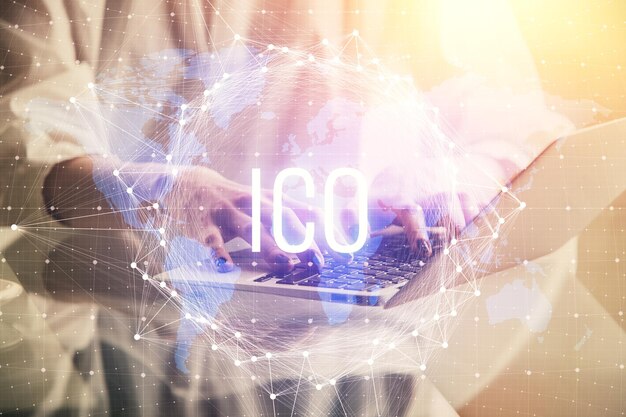 Doble exposición de manos de mujer escribiendo en computadora y holograma de tema de mercado criptográfico dibujando el concepto Blockchain